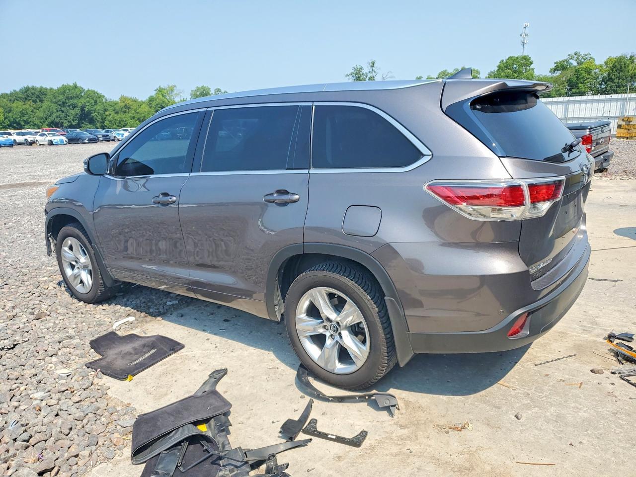 2016 Toyota Highlander Limited Platinum - Image 2