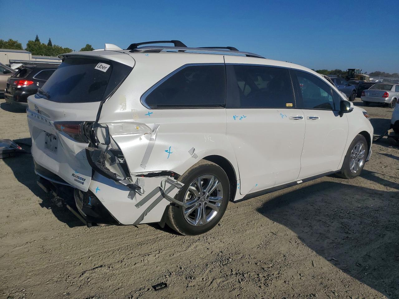 2023 Toyota Sienna Platinum 7-Passenger - Image 3