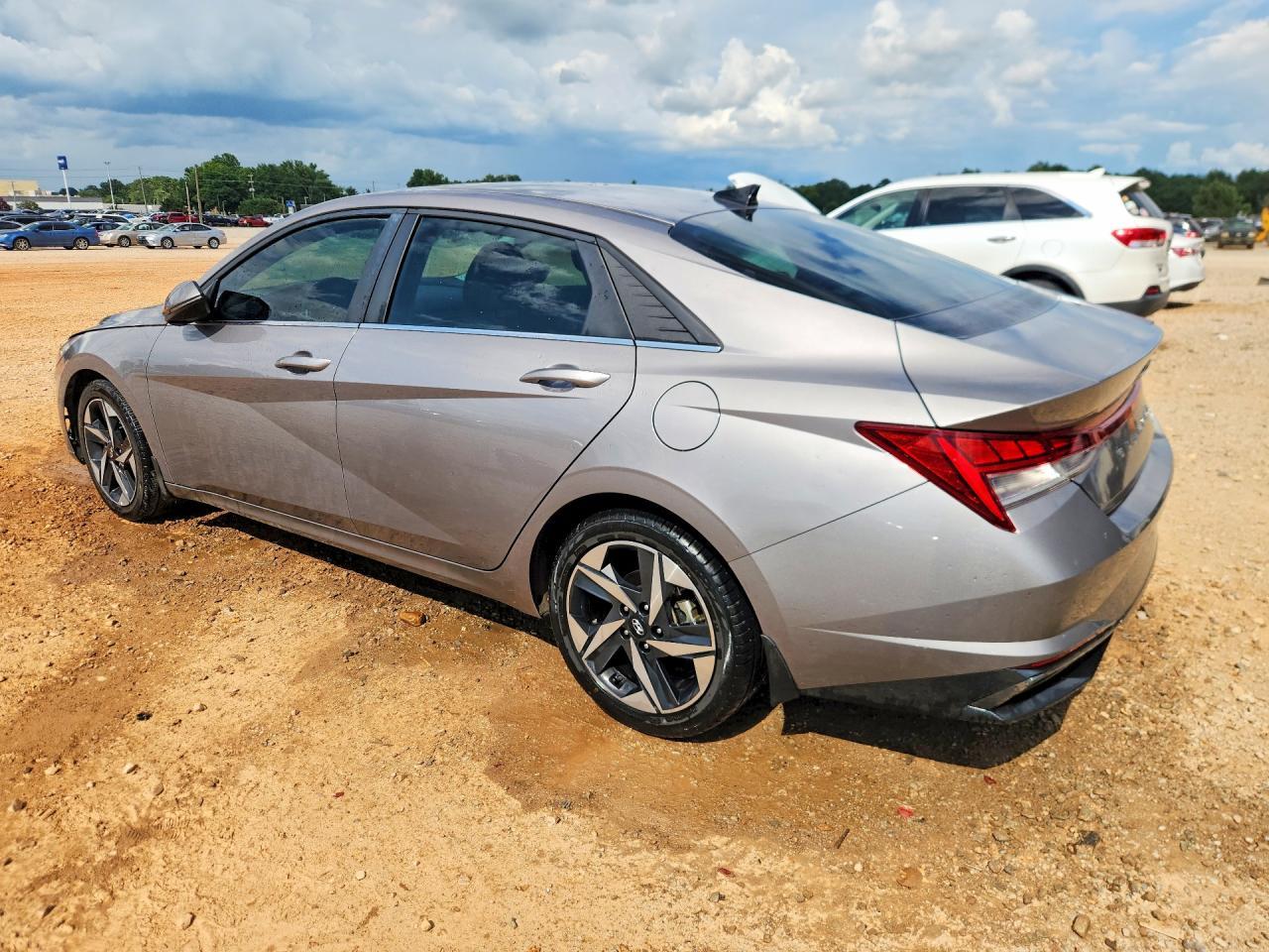 2022 Hyundai Elantra Limited - Фото 2