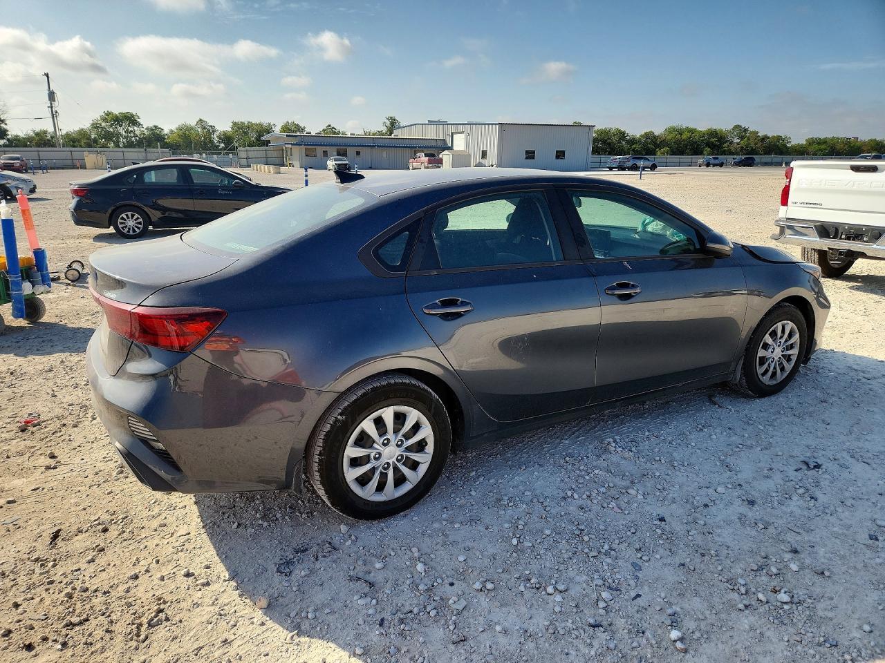 2022 Kia Forte Fe - Фото 3