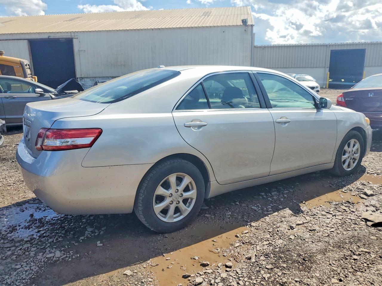 2011 Toyota Camry Le - Image 3