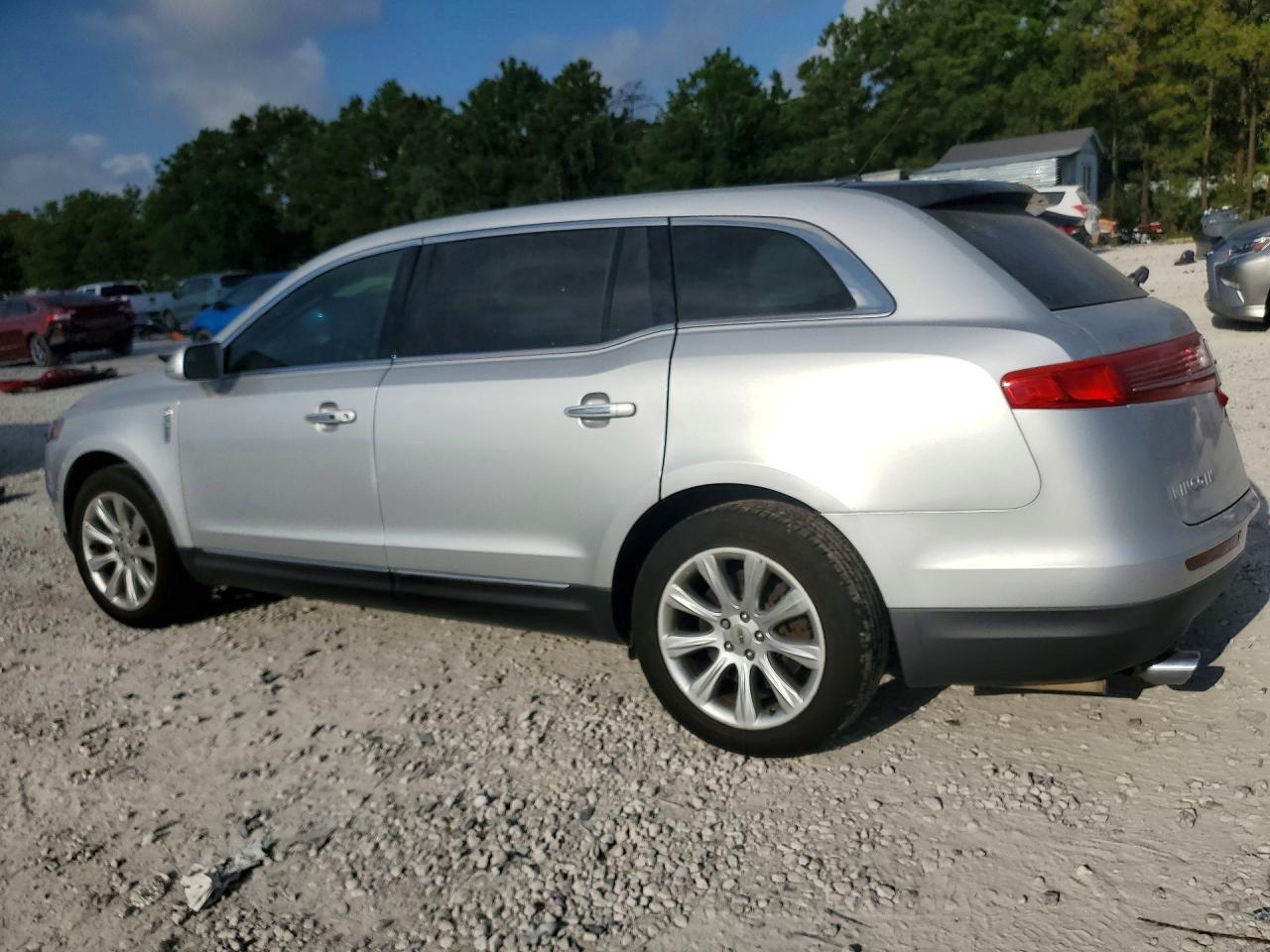 2016 Lincoln Mkt - Image 2