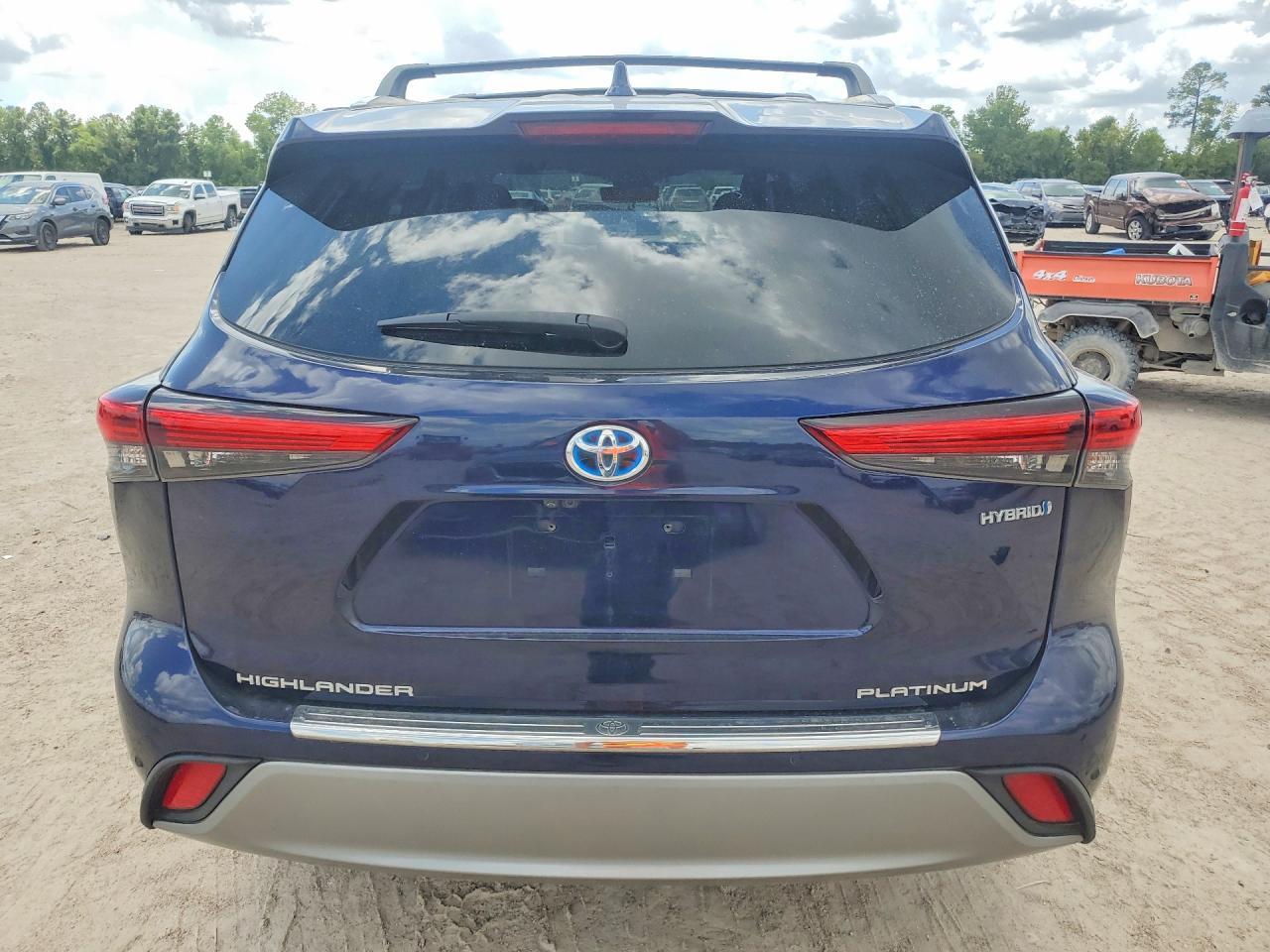 2021 Toyota Highlander Hybrid Platinum - Image 6