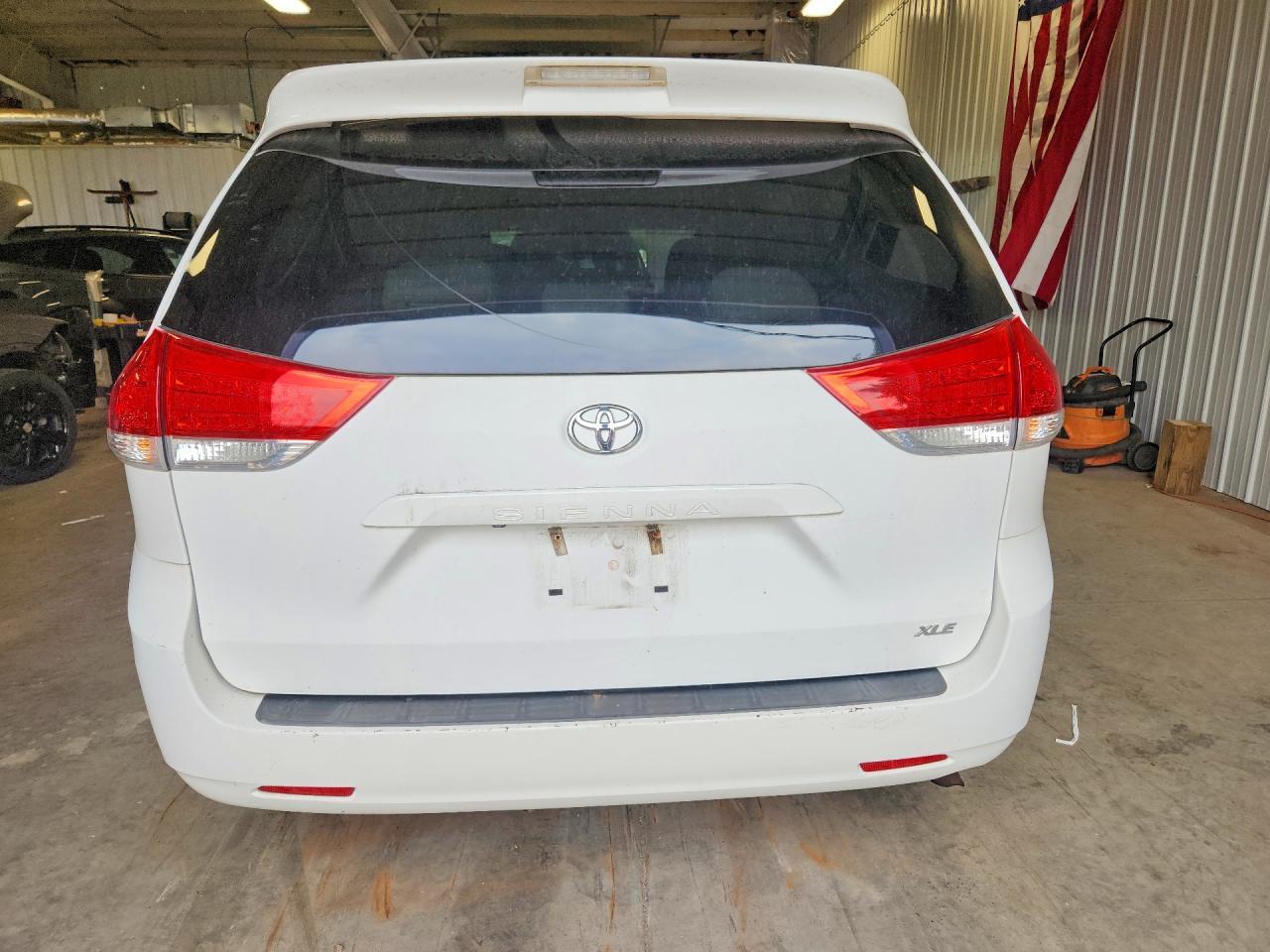 2011 Toyota Sienna Xle 8-Passenger - Фото 6