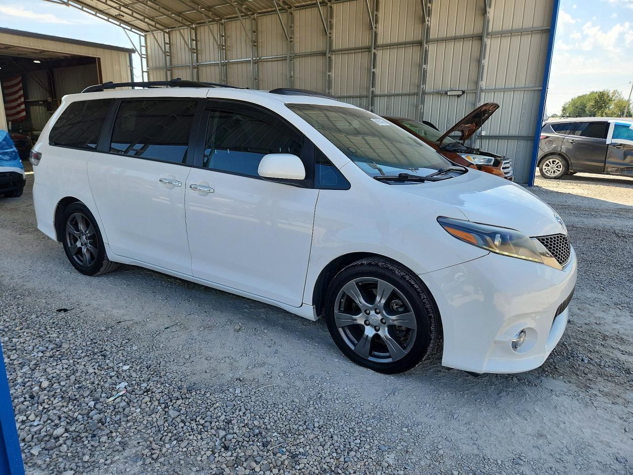 2017 Toyota Sienna Se - Фото 4