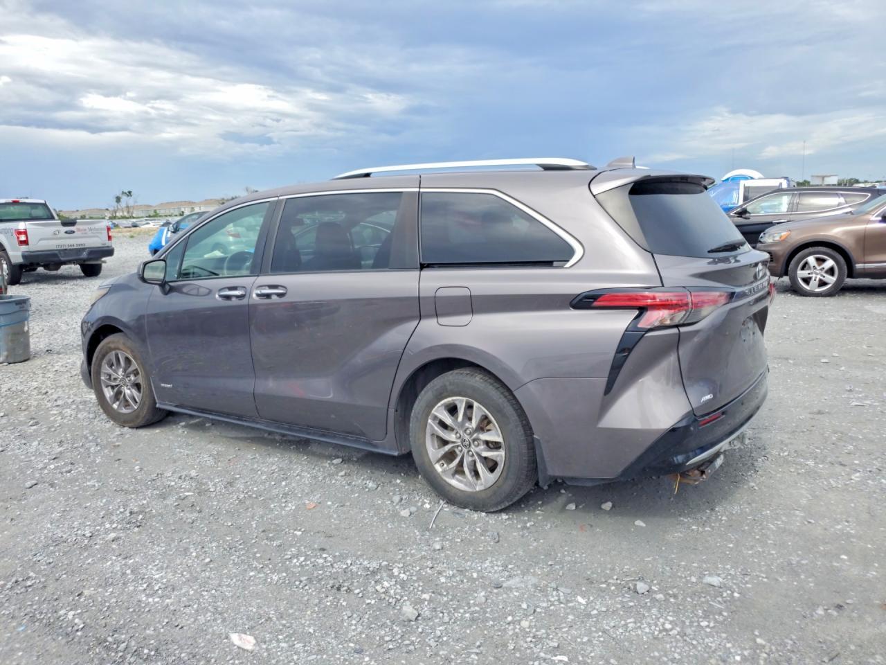 2021 Toyota Sienna Platinum 7-Passenger - Фото 2