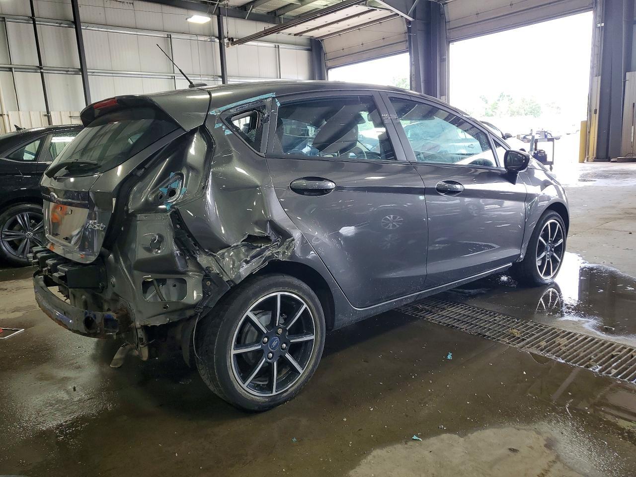 2015 Ford Fiesta Se - Фото 3