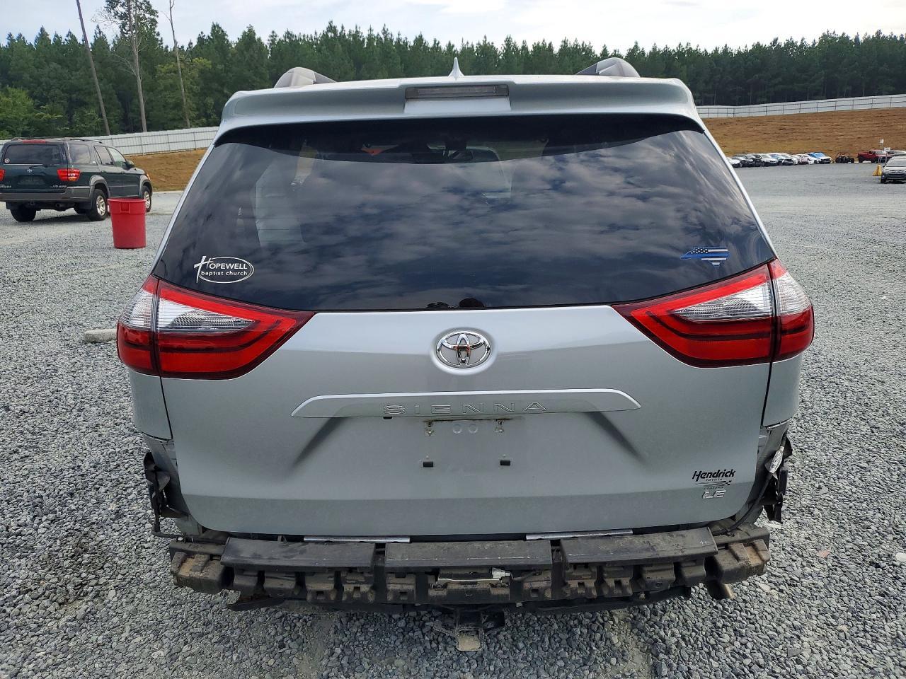 2020 Toyota Sienna Le - Image 6