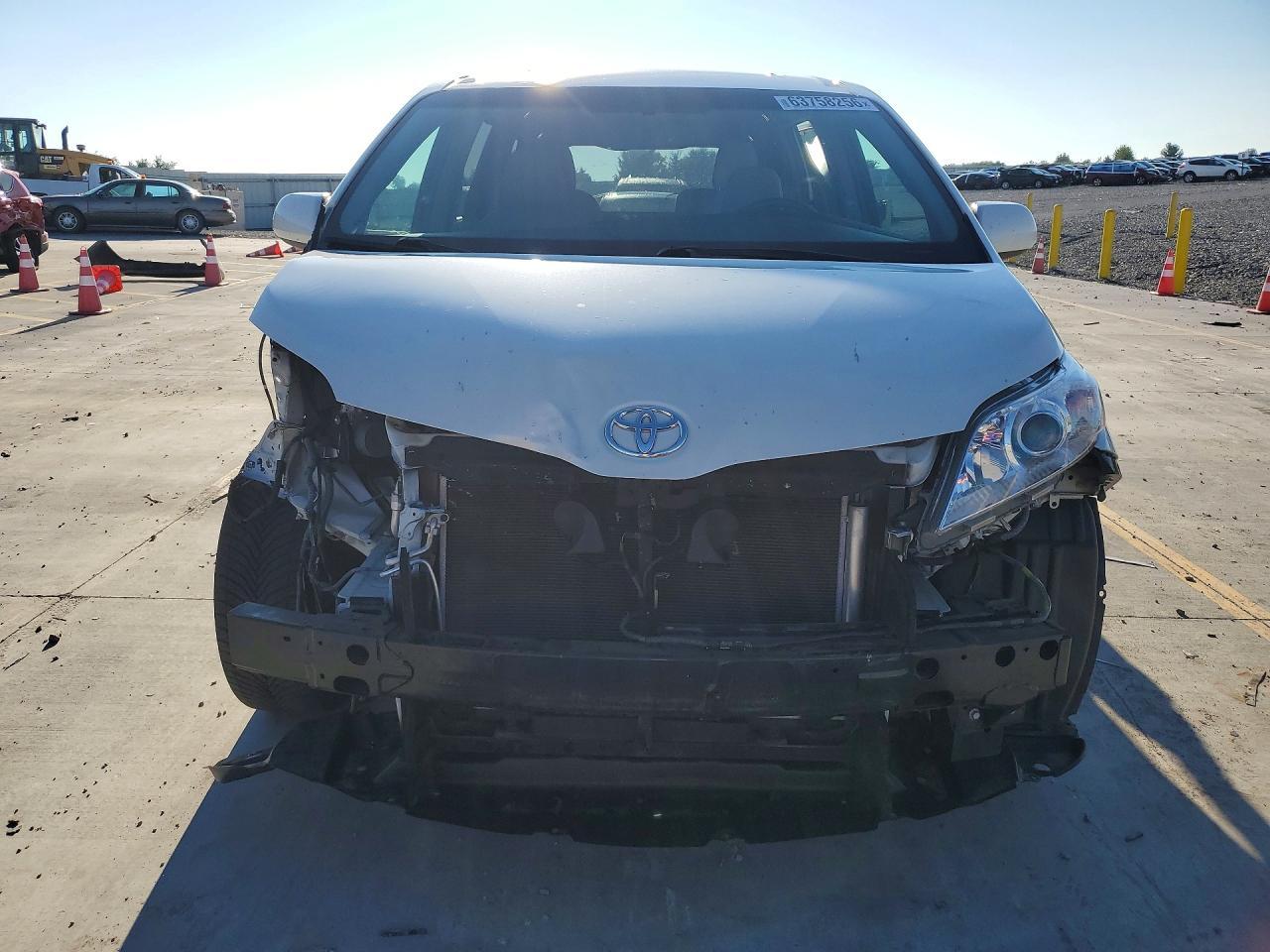 2017 Toyota Sienna Xle Premium 8-Passenger - Image 5