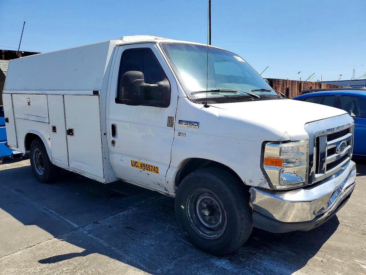 2010 Ford Econoline E350 Super Duty Cutaway Van - Фото 4