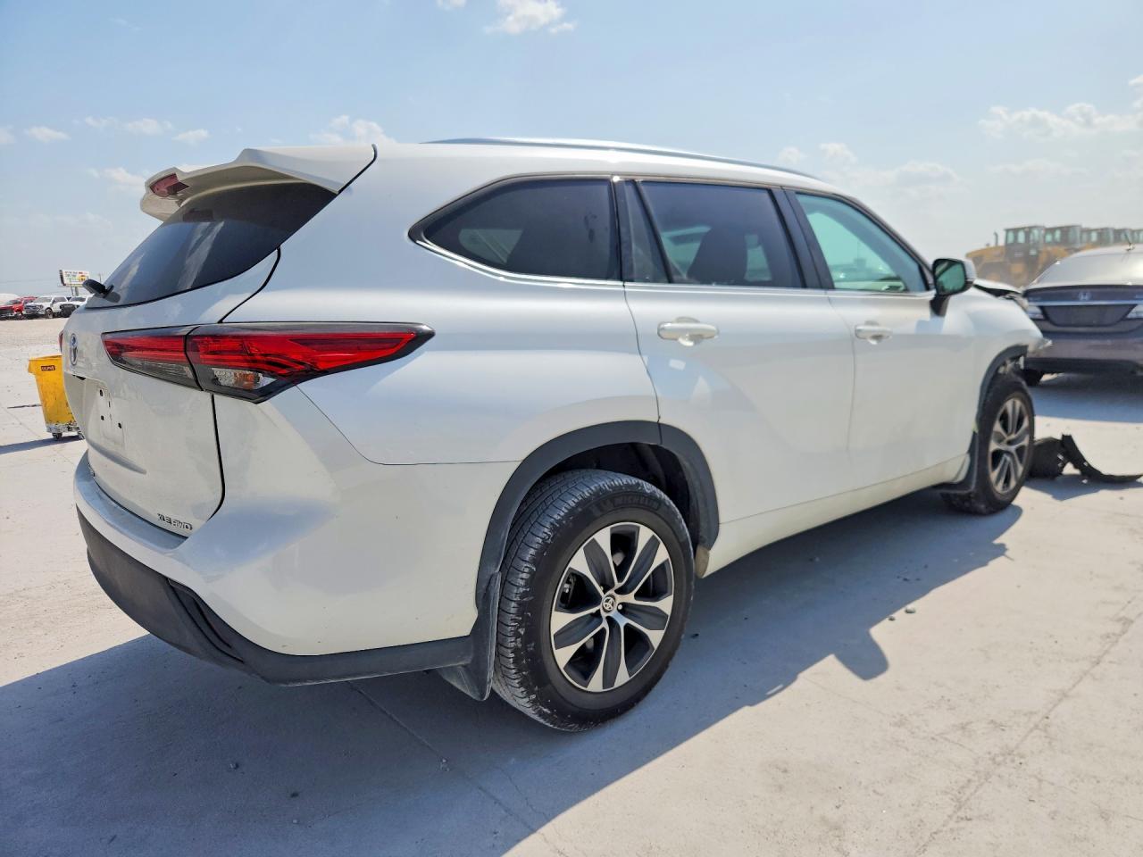 2021 Toyota Highlander Xle - Image 3