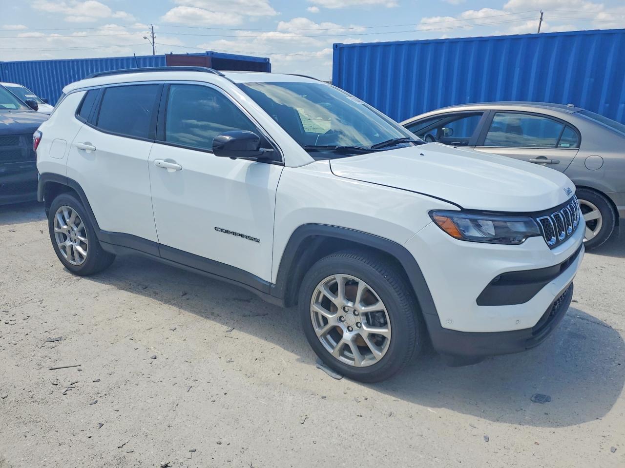 2023 Jeep Compass Latitude Lux - Image 4