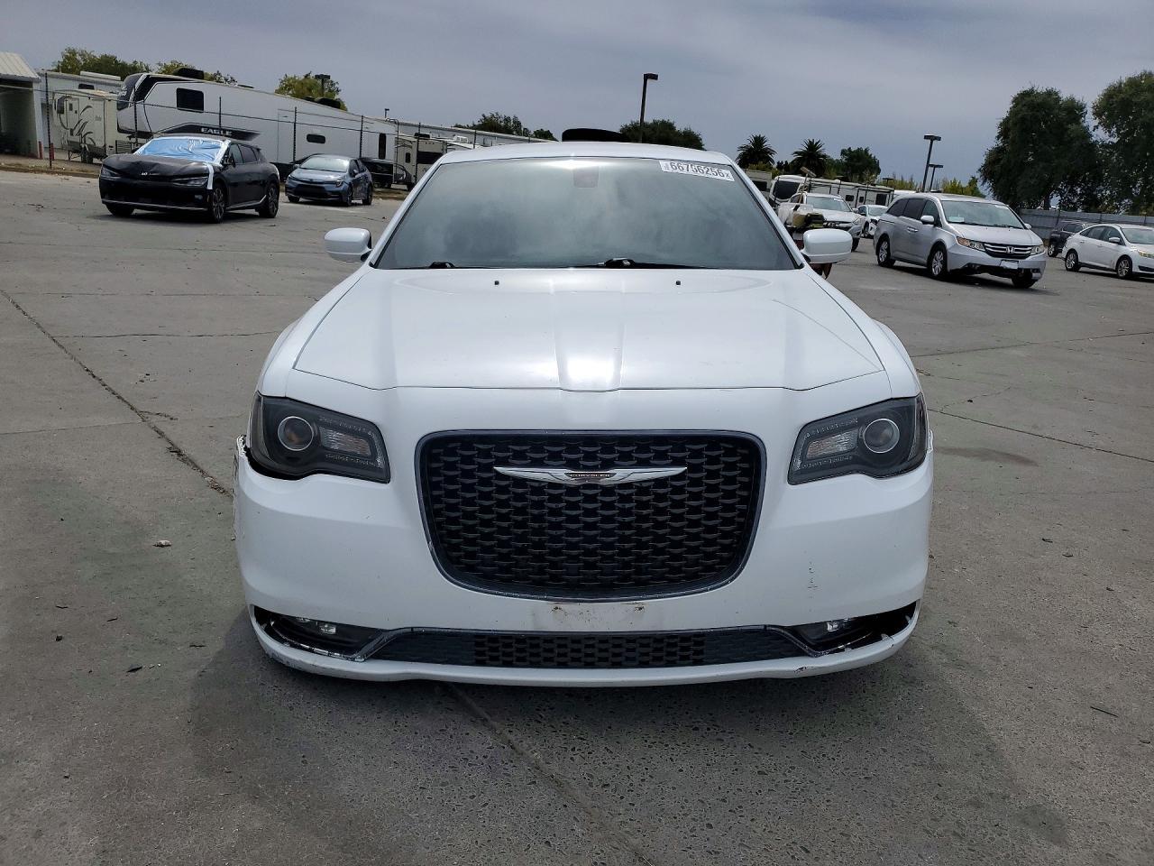 2018 Chrysler 300 S - Image 5