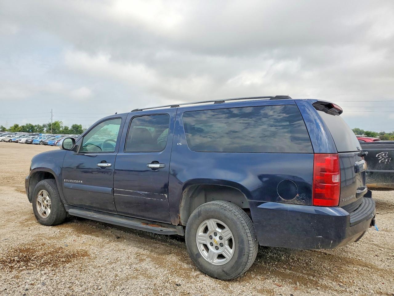 2007 Chevrolet Suburban K1500 - Image 2