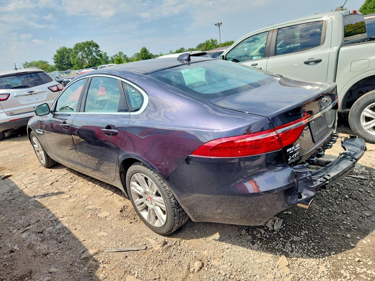 2017 Jaguar Xf Premium - Фото 2