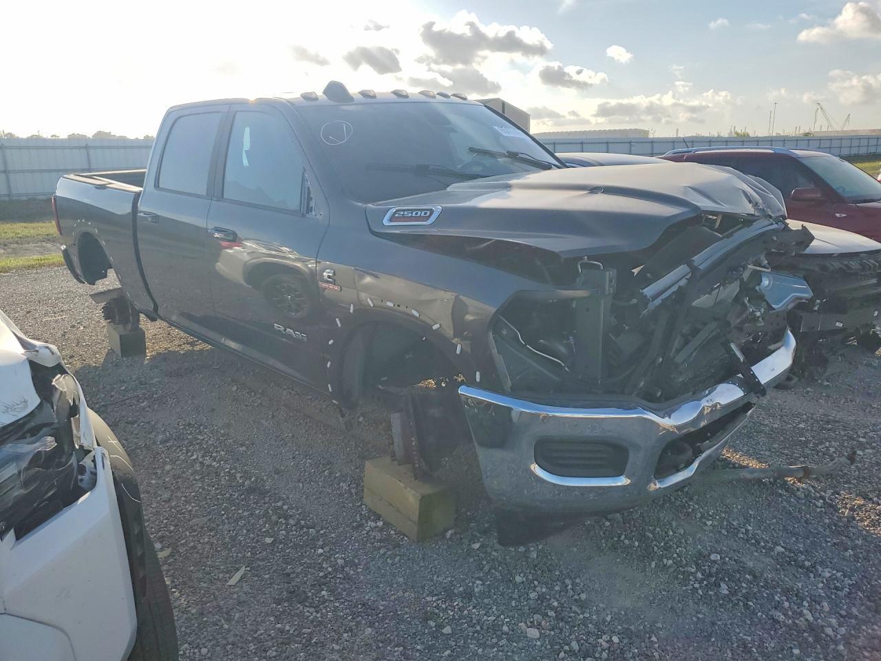2022 Ram 2500 Laramie - Фото 4