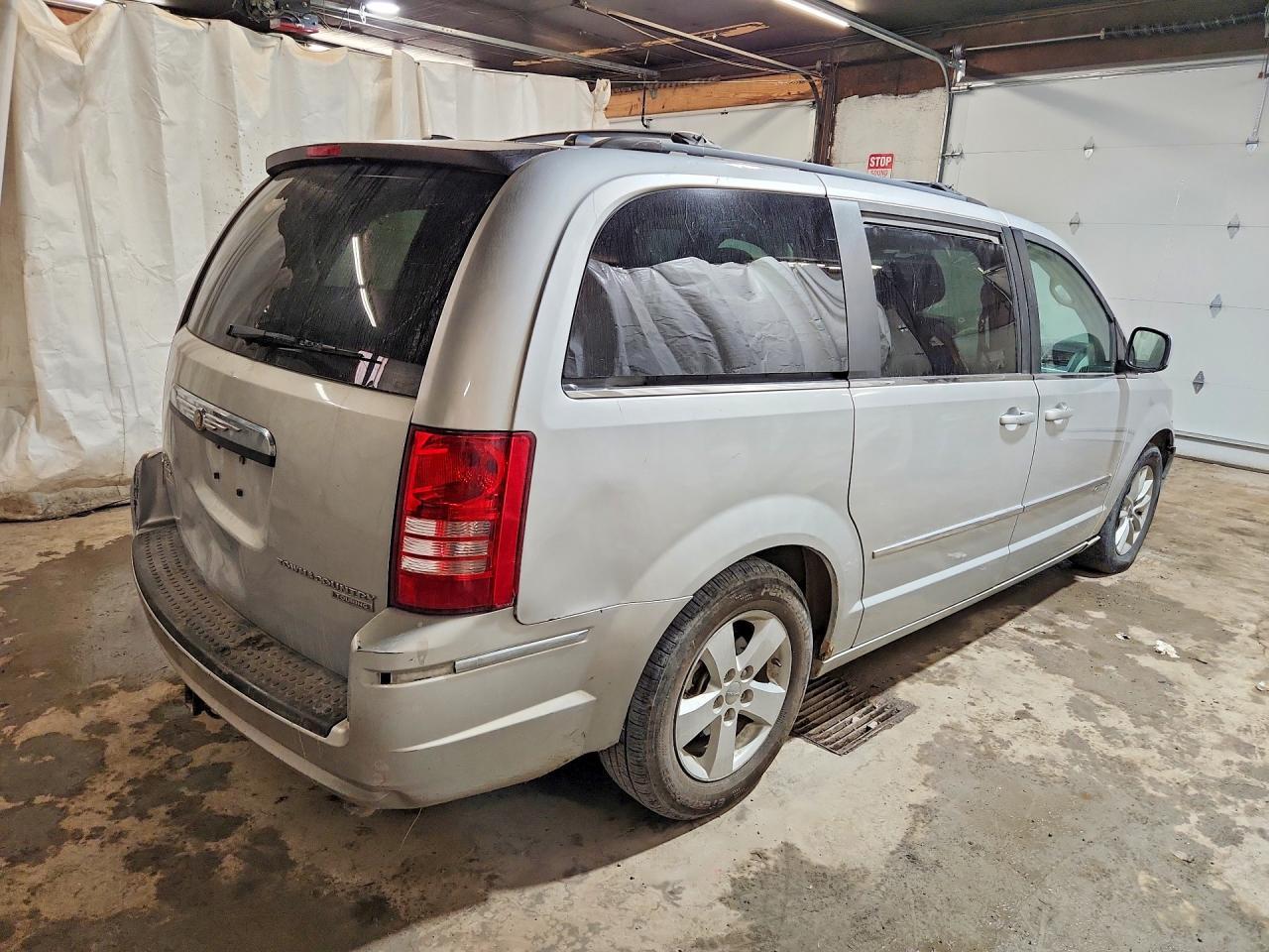 2010 Chrysler Town & Country Touring - Фото 3