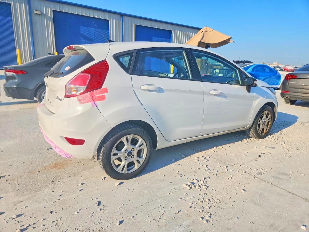 2014 Ford Fiesta Se - Фото 3