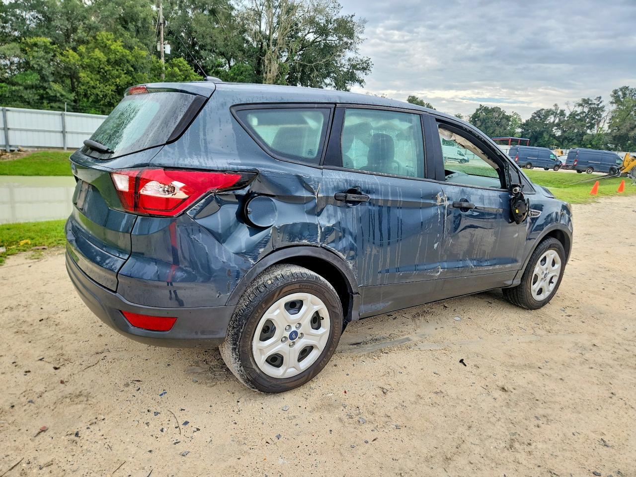 2019 Ford Escape S - Фото 3
