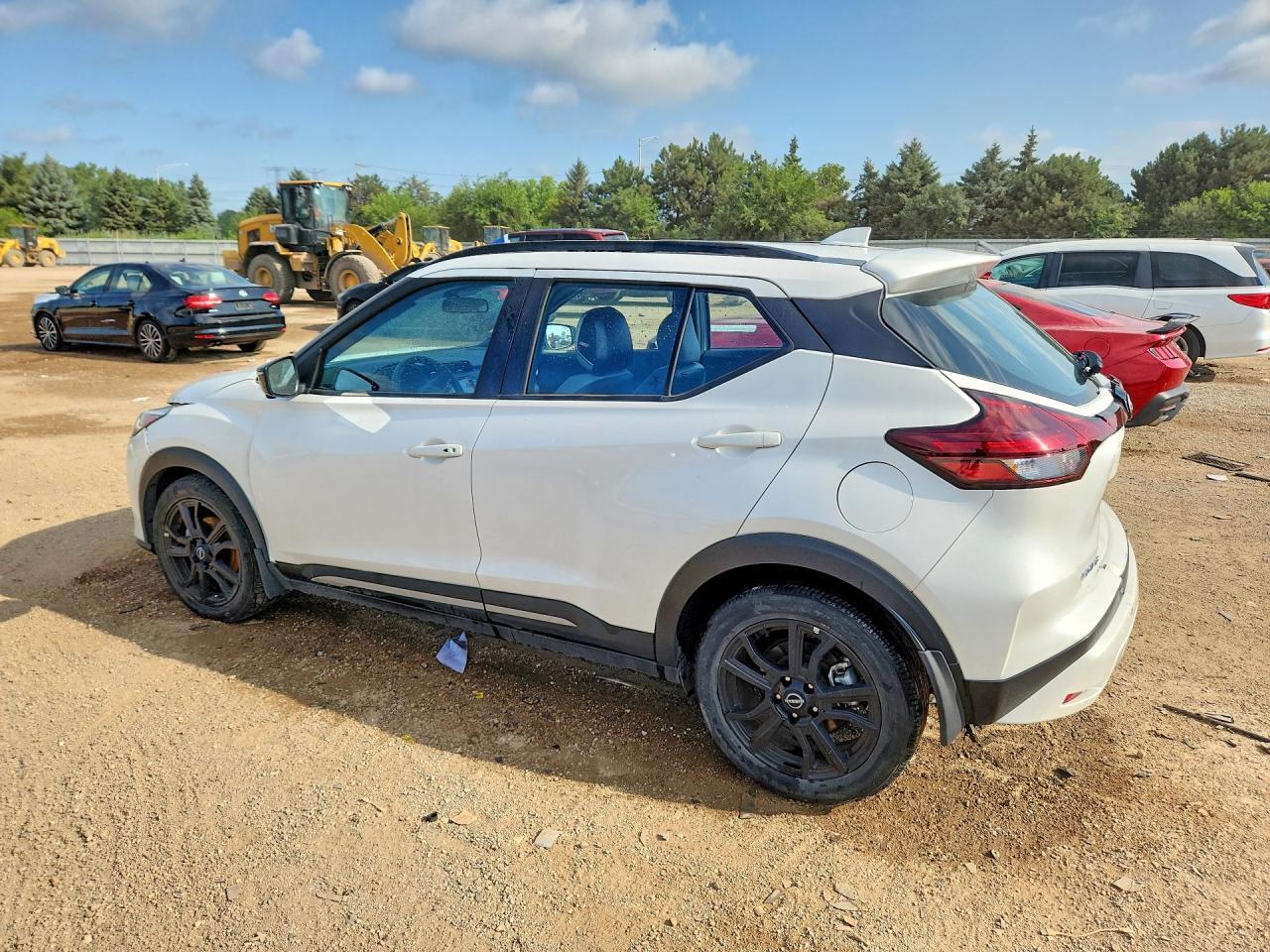 2024 Nissan Kicks Sr - Image 2