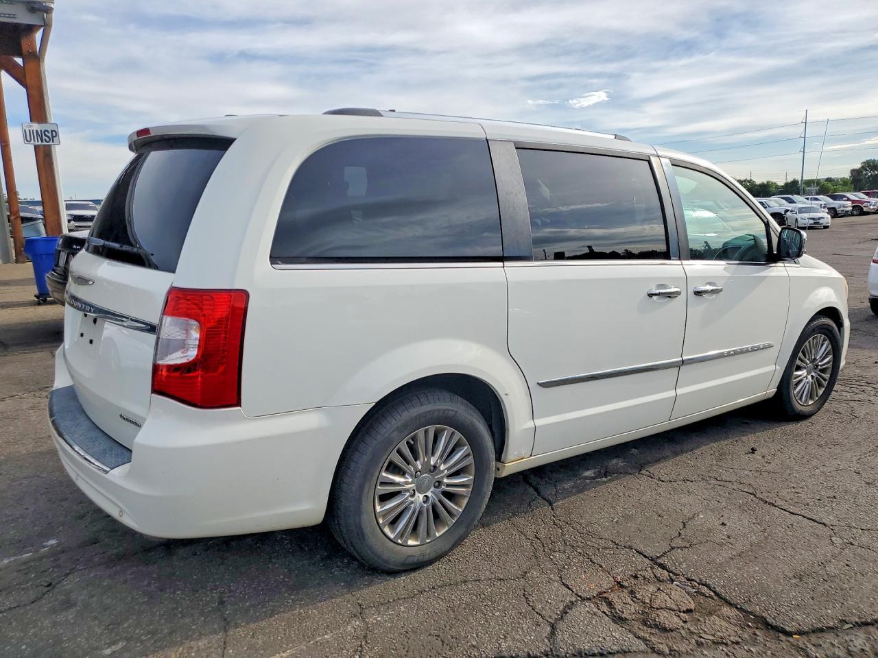 2011 Chrysler Town & Country Limited - Фото 3
