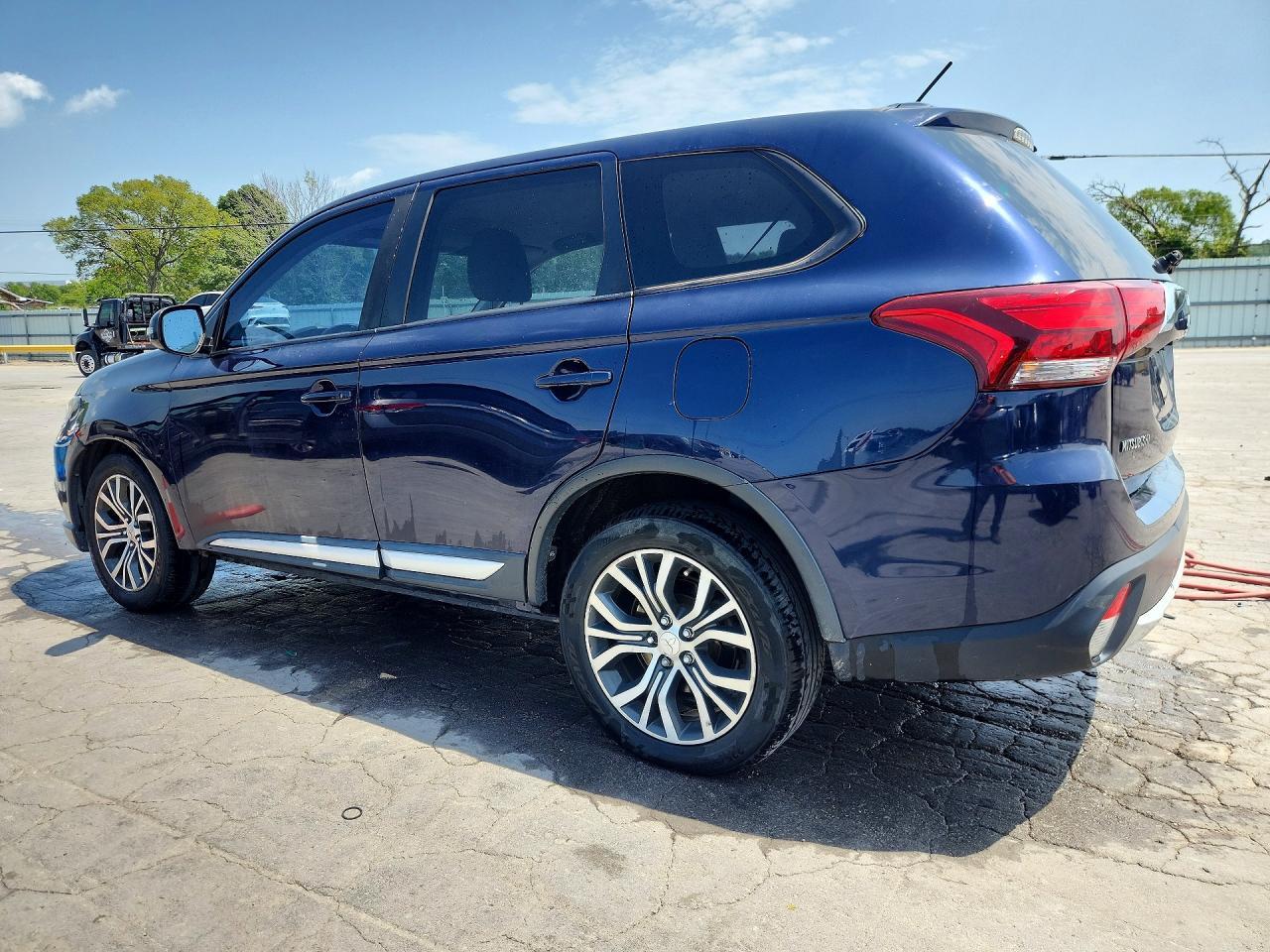 2016 Mitsubishi Outlander Se - Image 2