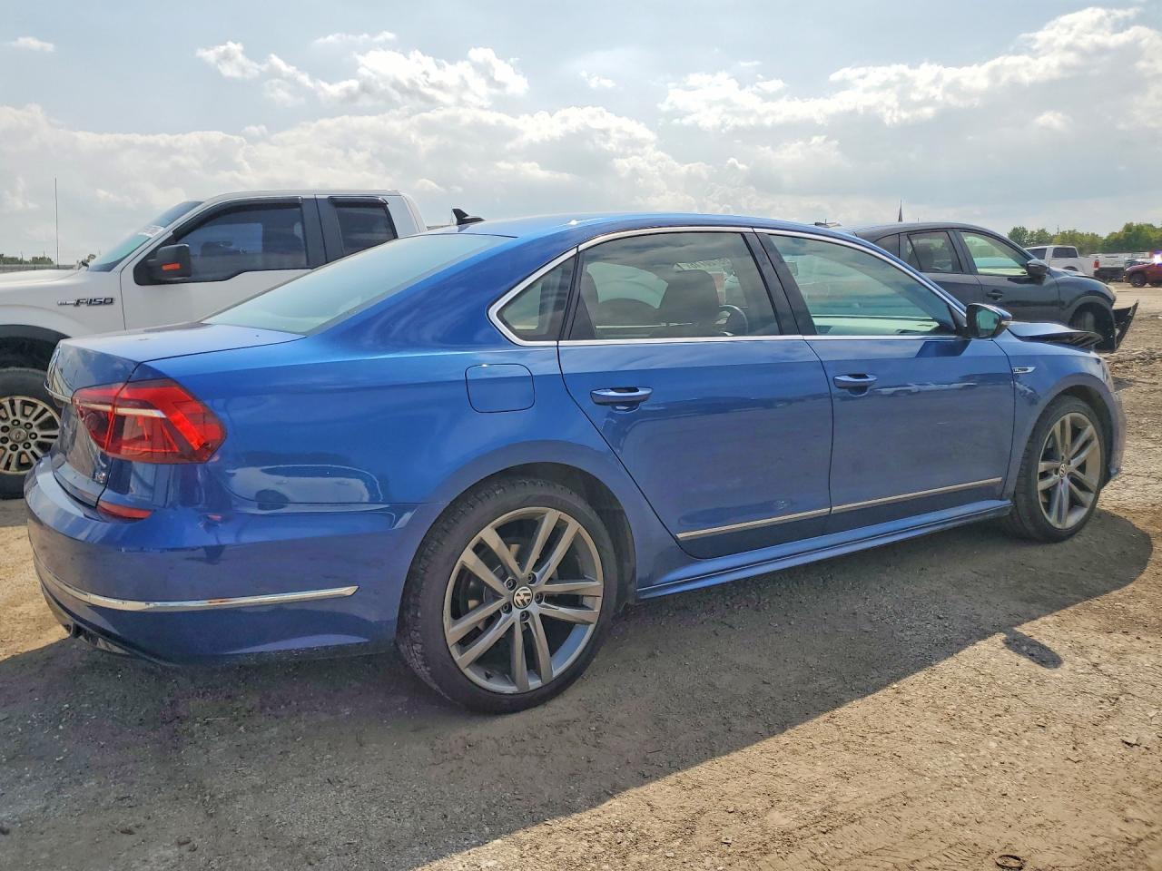 2017 Volkswagen Passat R-Line - Фото 3