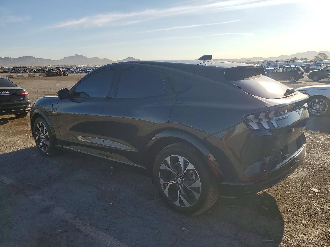 2022 Ford Mustang Mach-E Premium - Фото 2