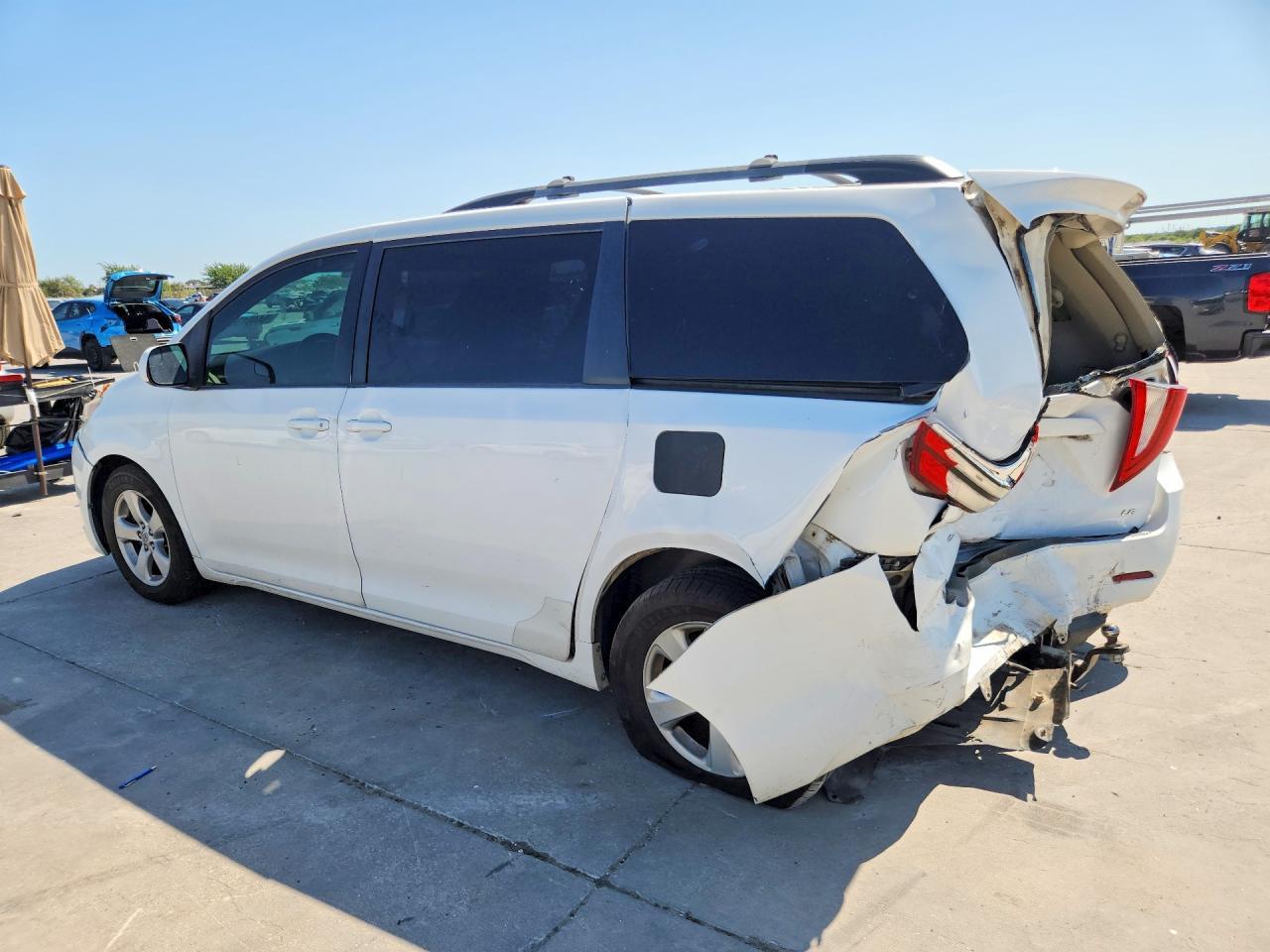2015 Toyota Sienna Le - Image 2