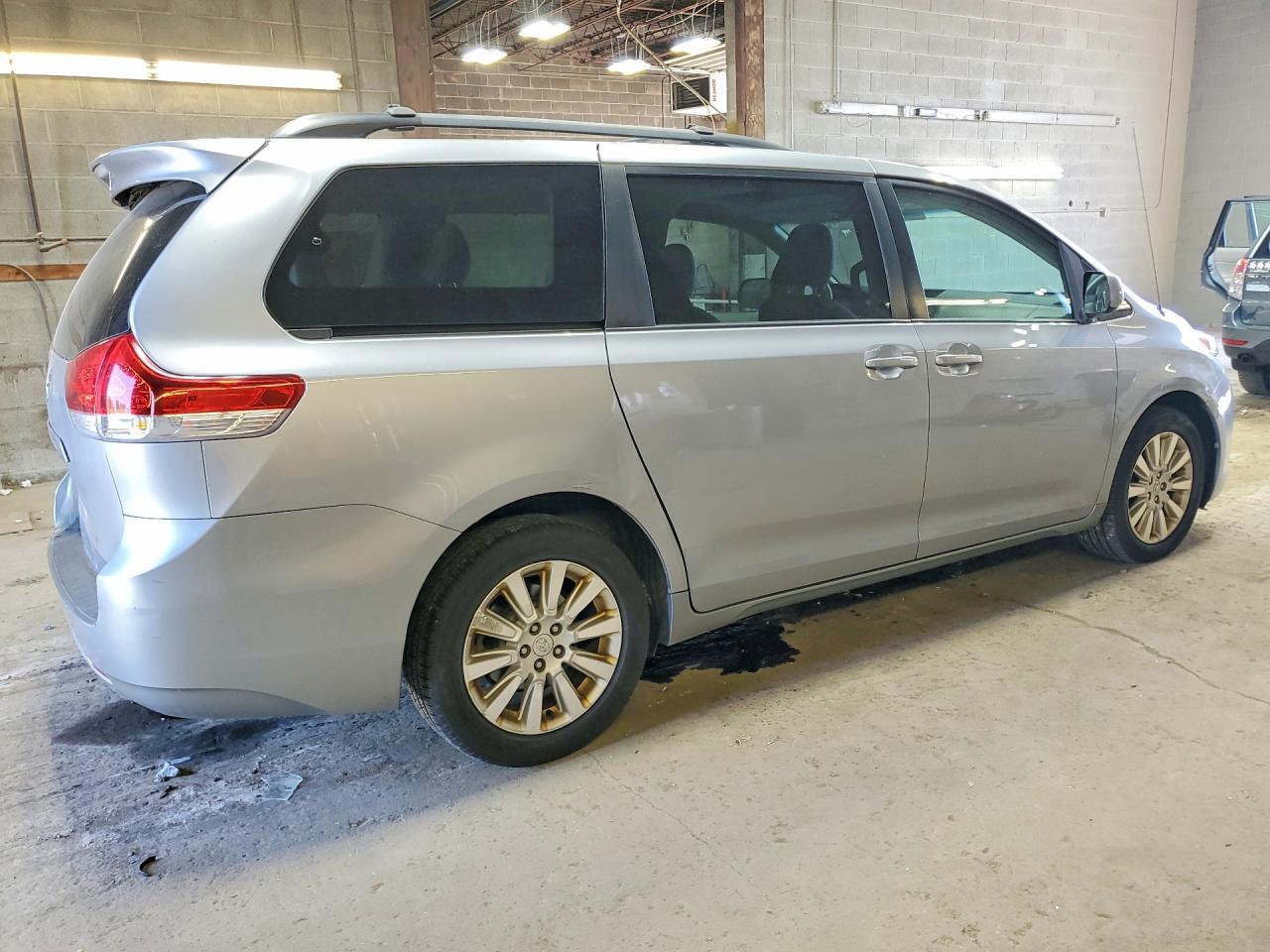 2012 Toyota Sienna Xle 7-Passenger - Image 3
