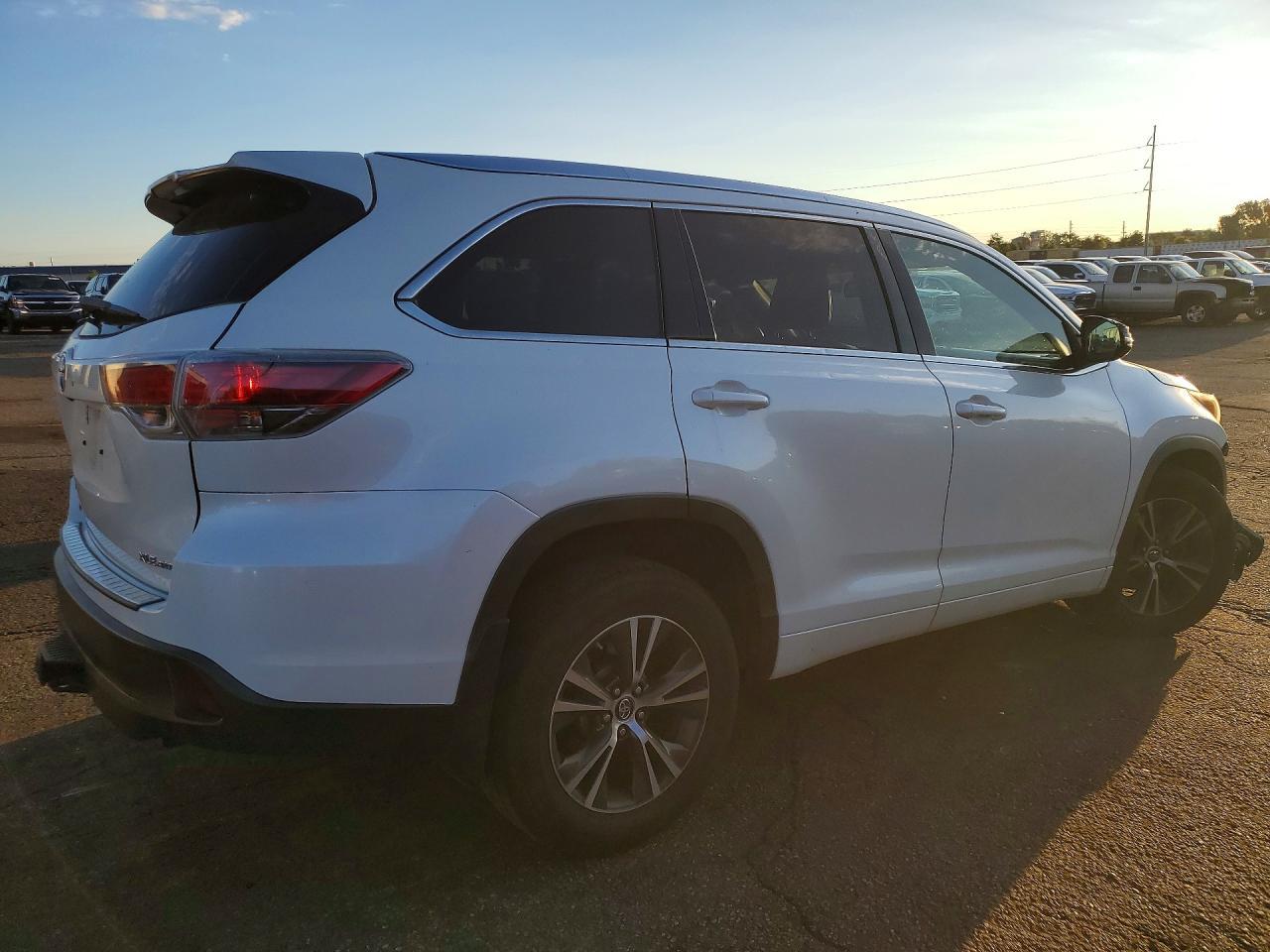 2016 Toyota Highlander Xle - Image 3