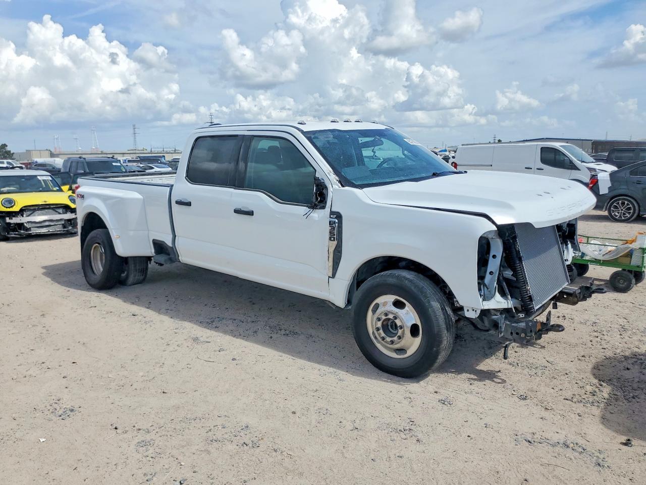 2025 Ford F350 Super Duty - Фото 4