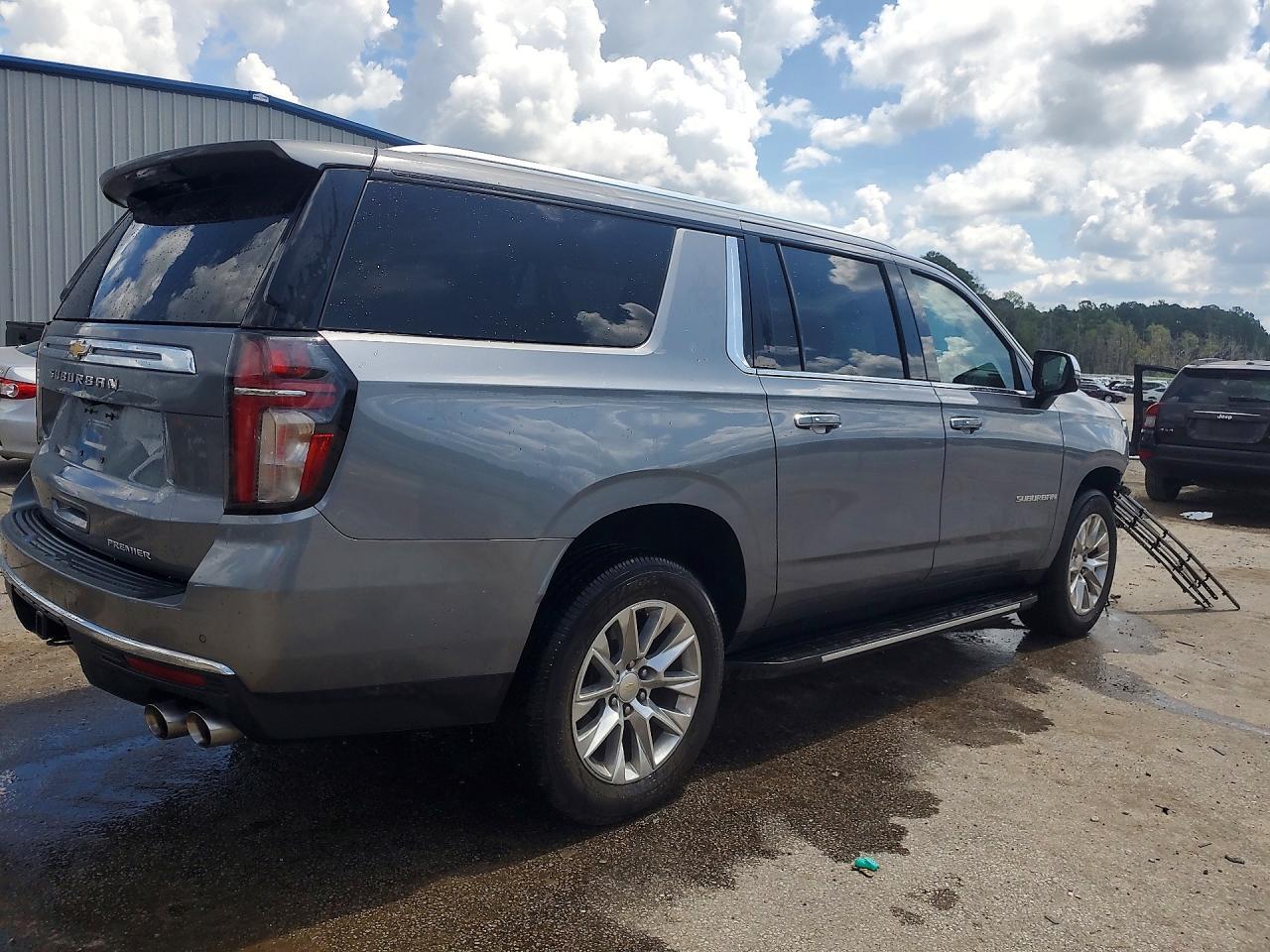 2022 Chevrolet Suburban C1500 Premier - Фото 3