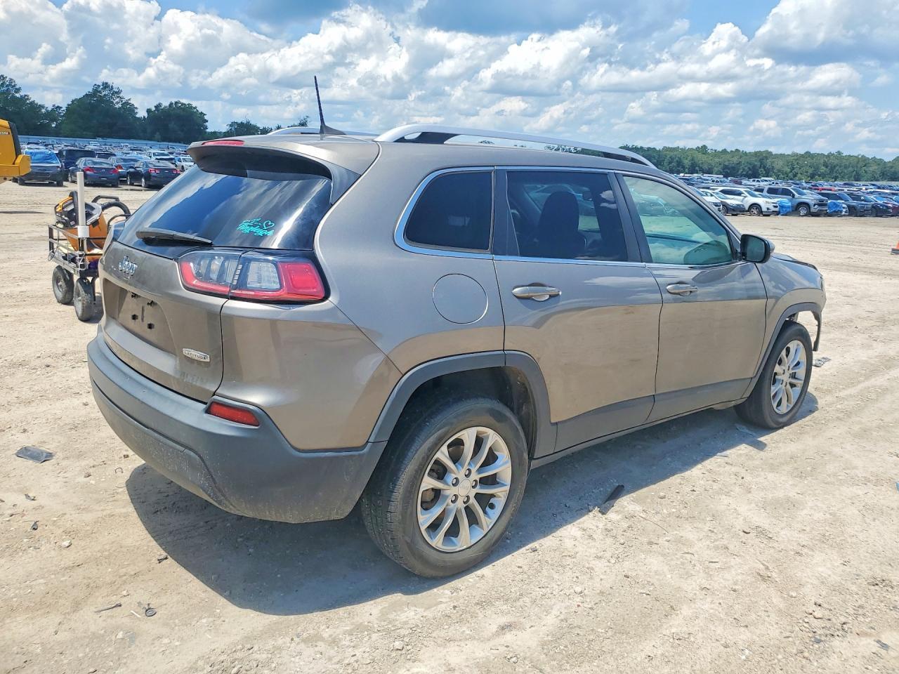 2019 Jeep Cherokee Latitude - Image 3