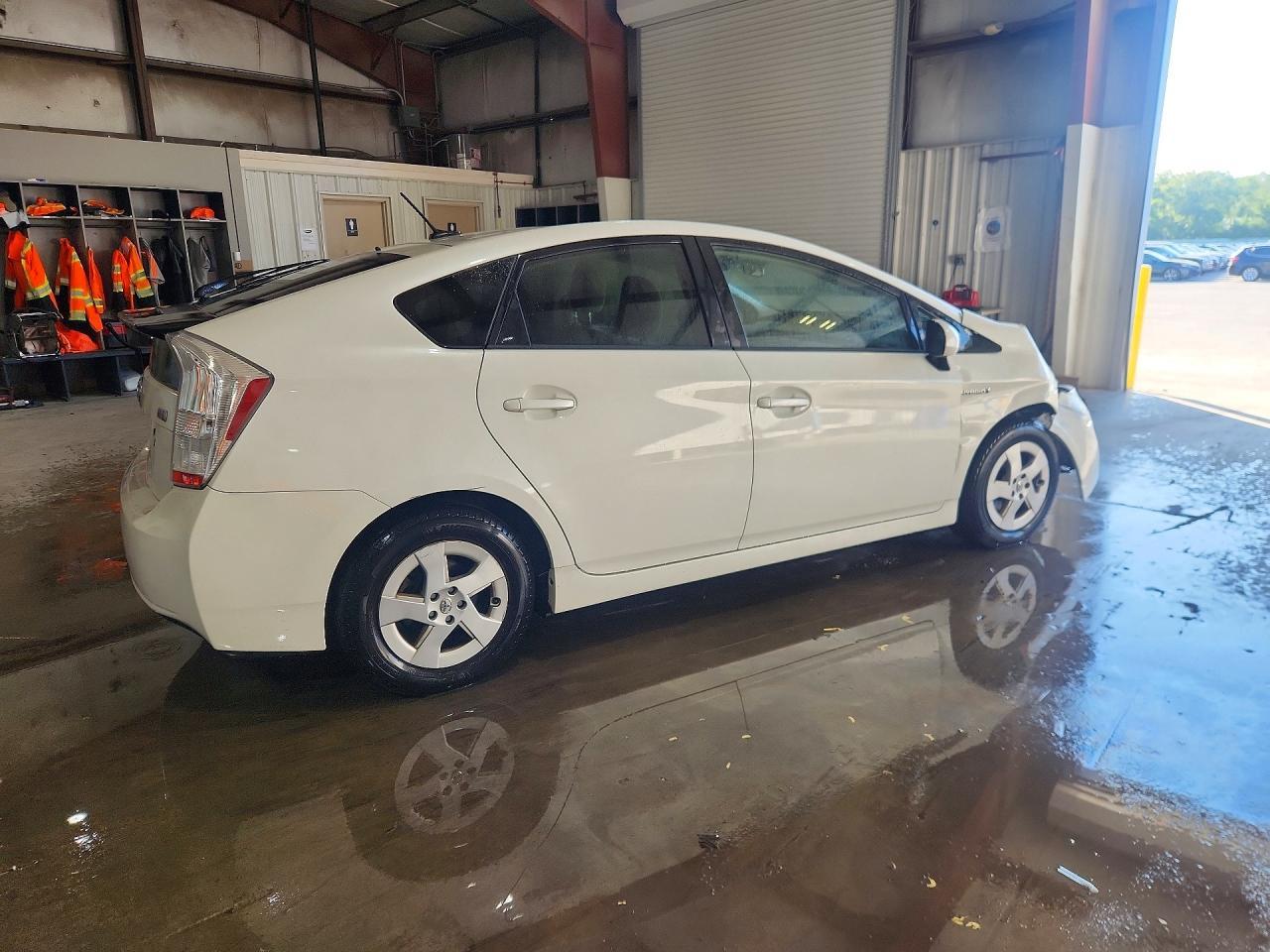 2011 Toyota Prius Two - Фото 3