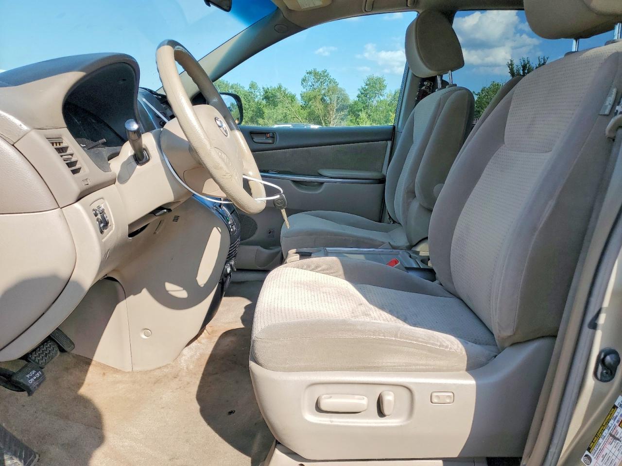 2009 Toyota Sienna Le 7-Passenger - Image 7