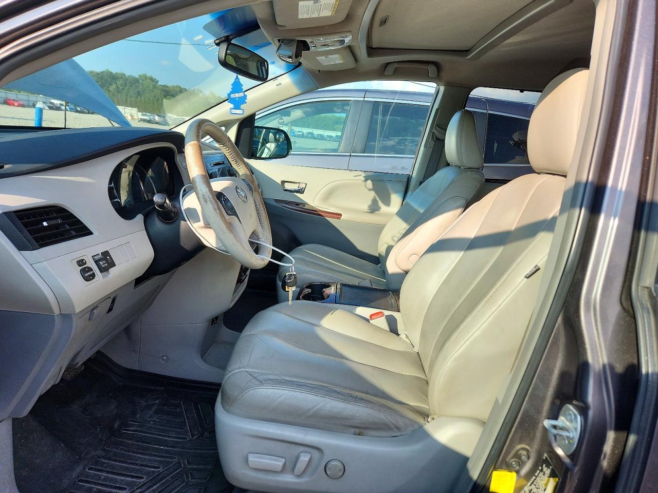 2013 Toyota Sienna Xle 7-Passenger - Image 7