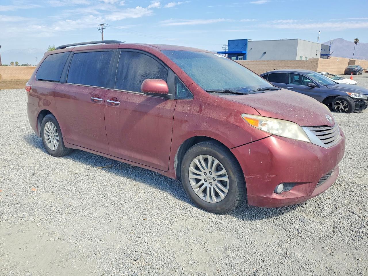 2016 Toyota Sienna Xle Premium 8-Passenger - Image 4