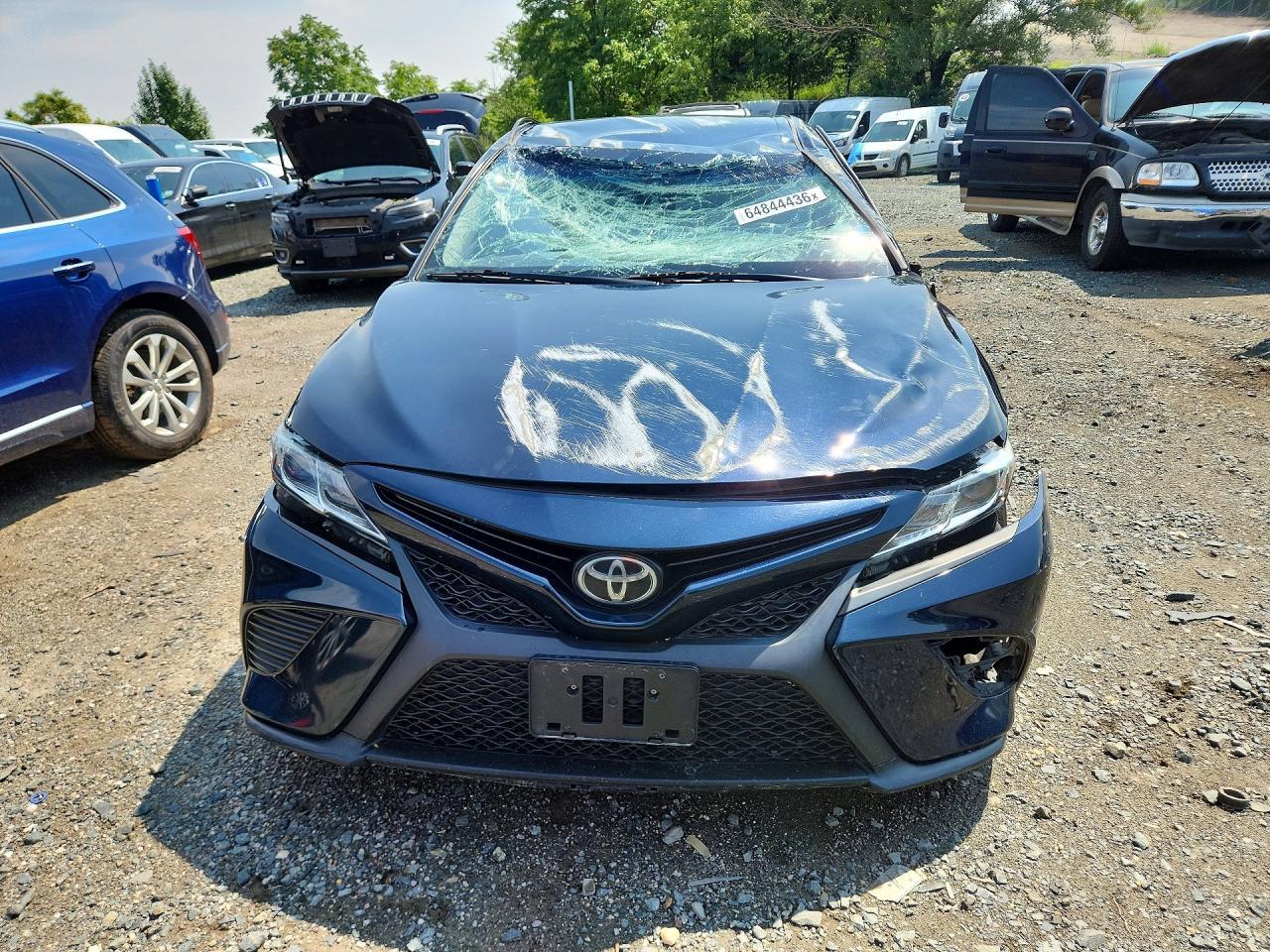 2020 Toyota Camry Se - Фото 5
