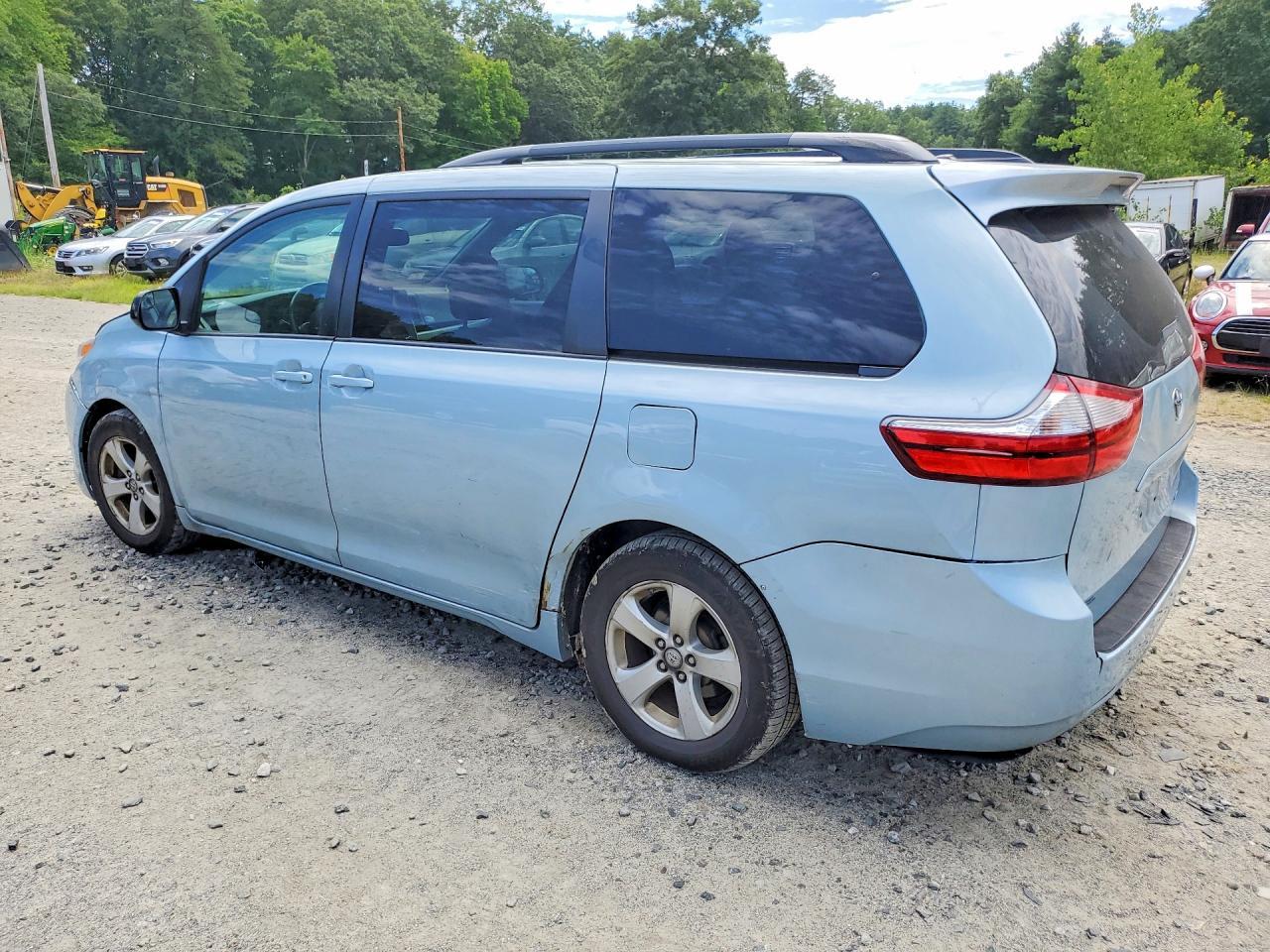 2015 Toyota Sienna Le - Image 2