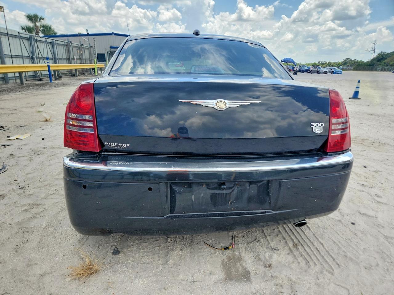2006 Chrysler 300C - Image 6