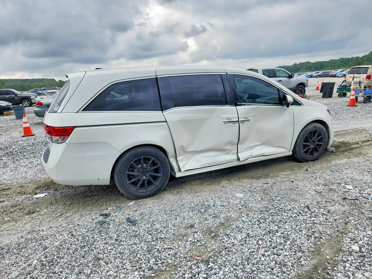 2016 Honda Odyssey Touring - Image 3