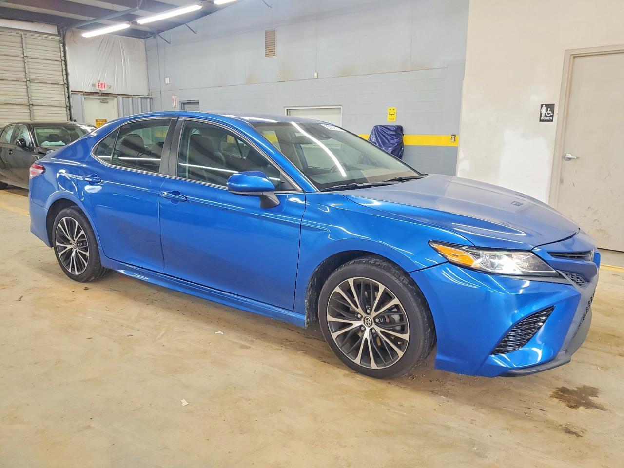 2020 Toyota Camry Se - Фото 4