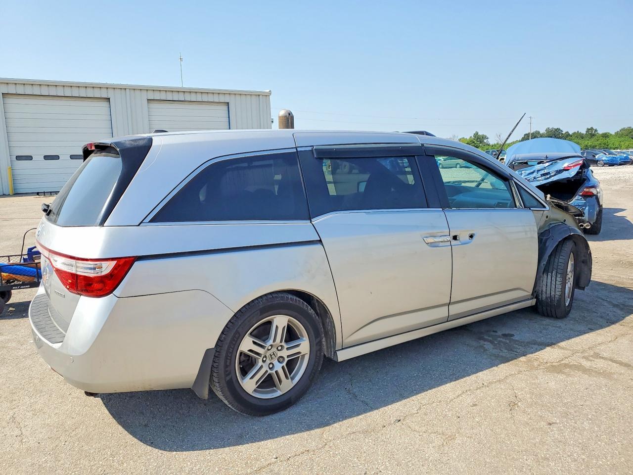 2013 Honda Odyssey Touring - Фото 3