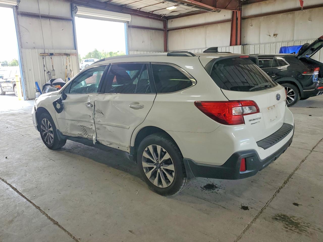 2018 Subaru Outback Touring - Image 2