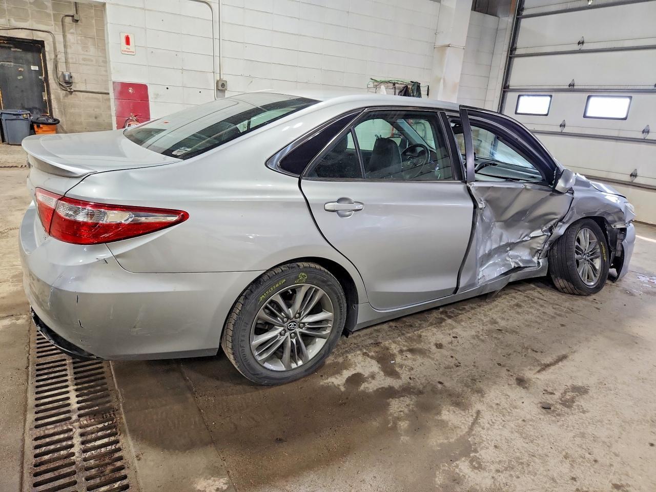 2016 Toyota Camry Se - Фото 3