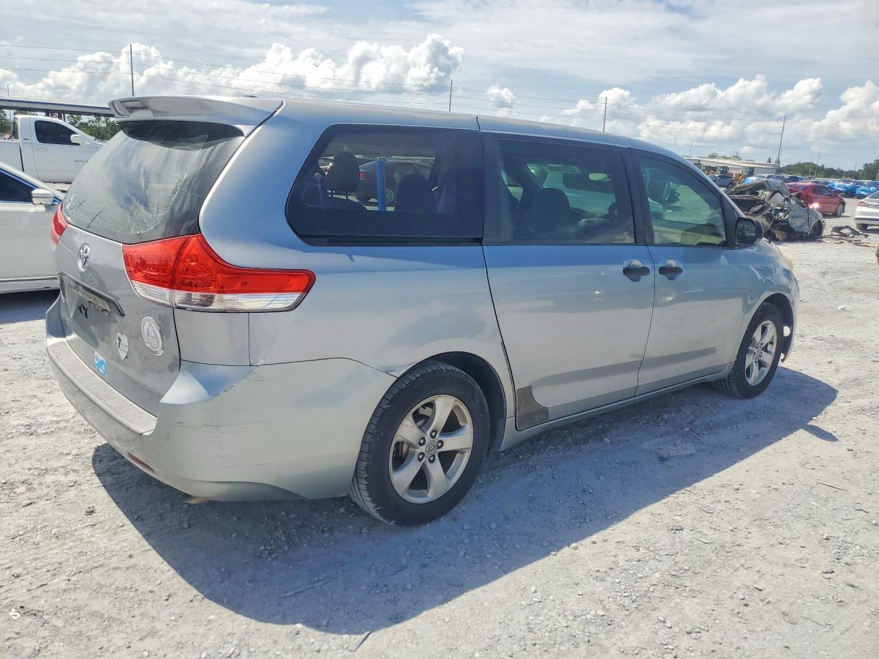 2011 Toyota Sienna Base 7-Passenger - Фото 3