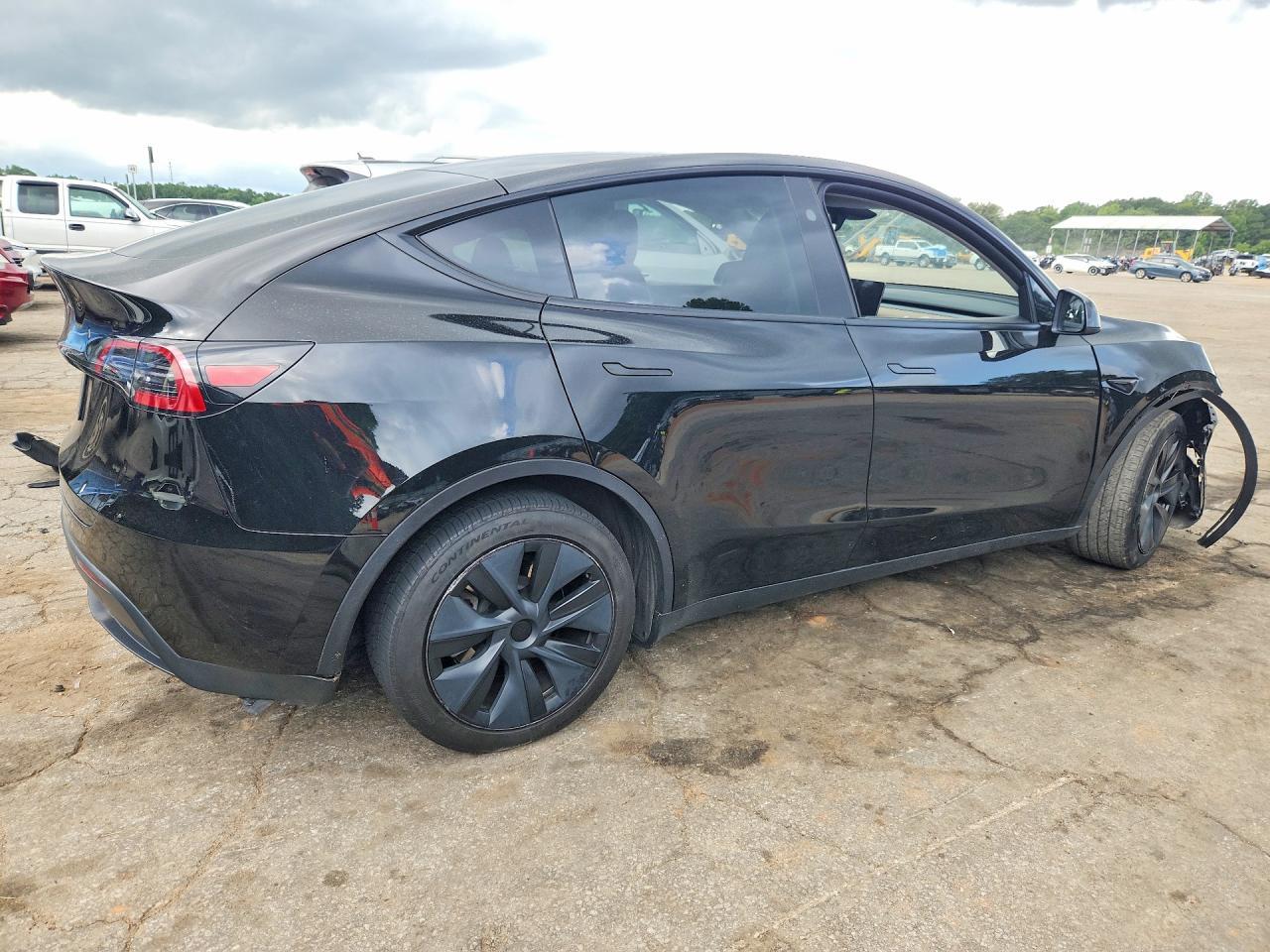 2025 Tesla Model Y - Image 3