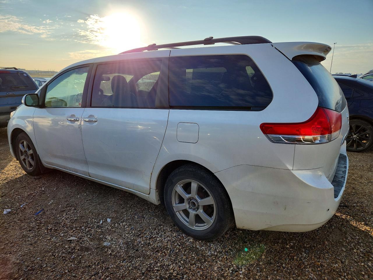 2011 Toyota Sienna Limited - Фото 2