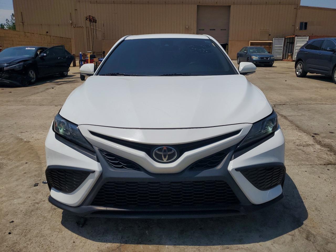 2024 Toyota Camry Se - Фото 5
